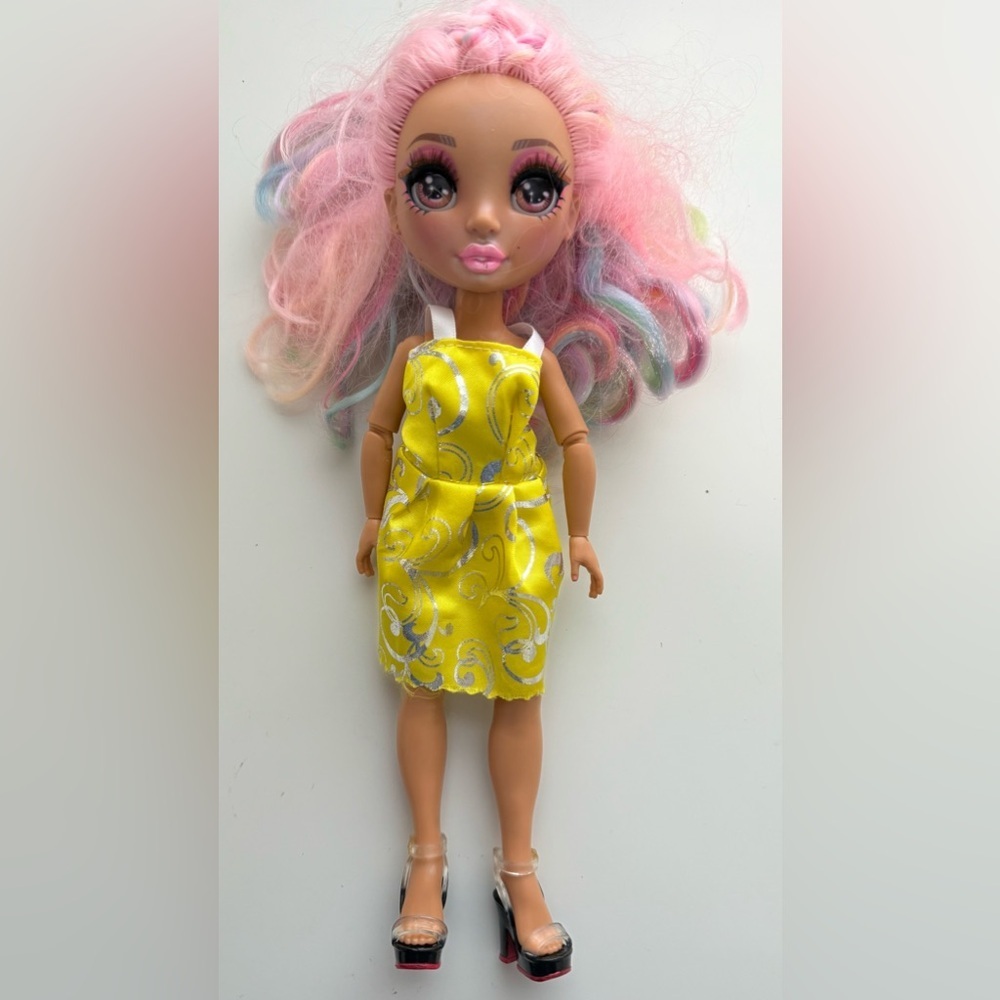 Kia Hart Rainbow High Articulated Fashion Doll Pastel Pink Hair Heart